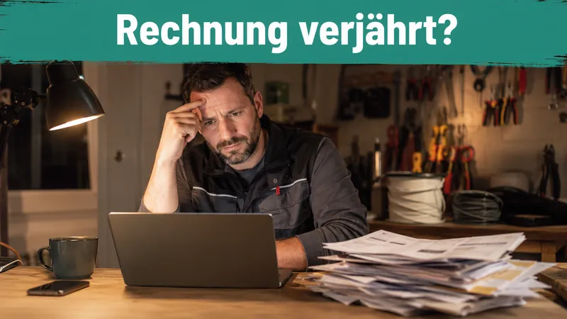 Selbstständiger Elektriker abends am Schreibtisch mit Laptop und Rechnungsstapel; Banner-Text „Rechnung verjährt?“